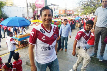 Cuitláhuac García Jiménez apoyando a los Tiburones Rojos